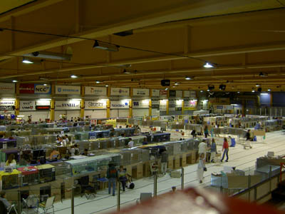 Interiörbild från hockeyhallen med långa burrader och domarbord